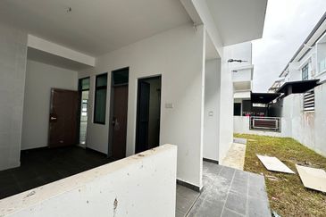 Kulai Bandar Putra / Jalan Ceria / Double Storey Semi-D House / Original Unit