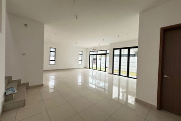 Kulai Bandar Putra / Jalan Ceria / Double Storey Semi-D House / Original Unit