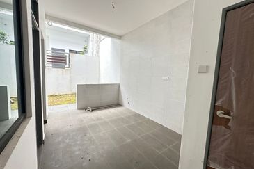 Kulai Bandar Putra / Jalan Ceria / Double Storey Semi-D House / Original Unit