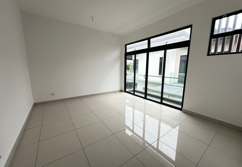 Kulai Bandar Putra / Jalan Ceria / Double Storey Semi-D House / Original Unit