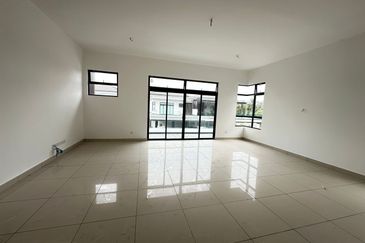 Kulai Bandar Putra / Jalan Ceria / Double Storey Semi-D House / Original Unit
