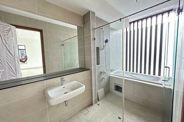 Kulai Bandar Putra / Jalan Ceria / Double Storey Semi-D House / Original Unit