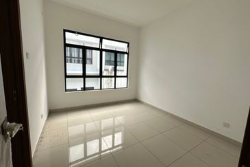 Kulai Bandar Putra / Jalan Ceria / Double Storey Semi-D House / Original Unit