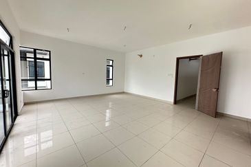 Kulai Bandar Putra / Jalan Ceria / Double Storey Semi-D House / Original Unit