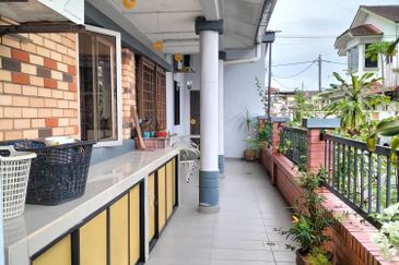 Kulai Bandar Indahpura / Jalan Teratai / End Lot Double Storey Terrace House