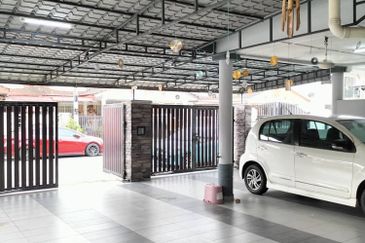 Kulai Bandar Indahpura / Jalan Teratai / End Lot Double Storey Terrace House