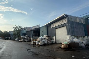 JB Taman Mount Austin / Jln Mutiara Emas 5 / Mount Austin / 1.5 Factory Terrace Factory light Industry / 1层半大款排厂出租