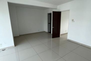 Kulai Indahpura (The Crystal) / Three Storey Terrace House