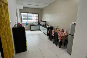 Kulai Indahpura (The Crystal) / Three Storey Terrace House