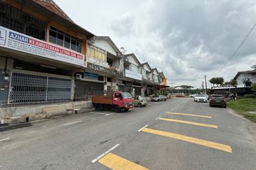 Kulai Saleng / Jalan Jambu Saleng / Shophouse 3 connected double-storey shophouses / 3间相连双层店屋