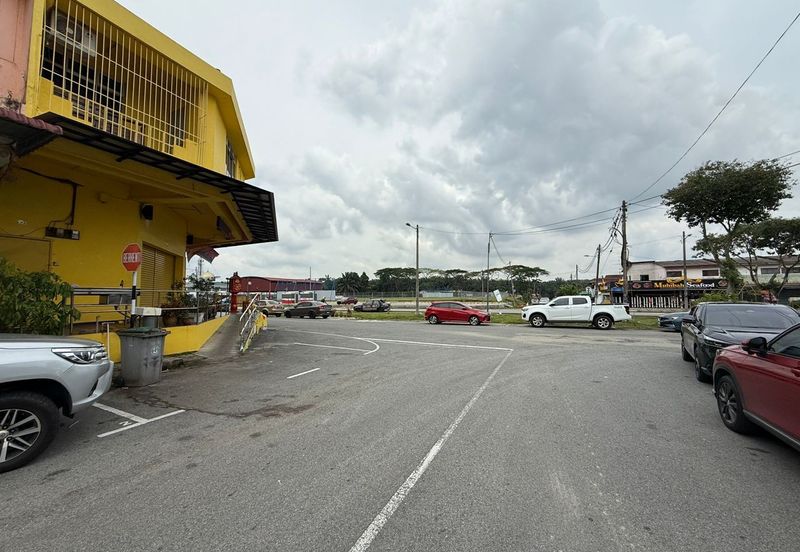 Kulai Saleng / Jalan Jambu Saleng / Shophouse 3 connected double-storey shophouses / 3间相连双层店屋