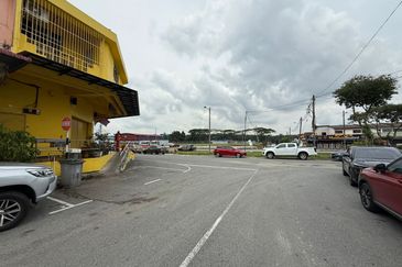 Kulai Saleng / Jalan Jambu Saleng / Shophouse 3 connected double-storey shophouses / 3间相连双层店屋