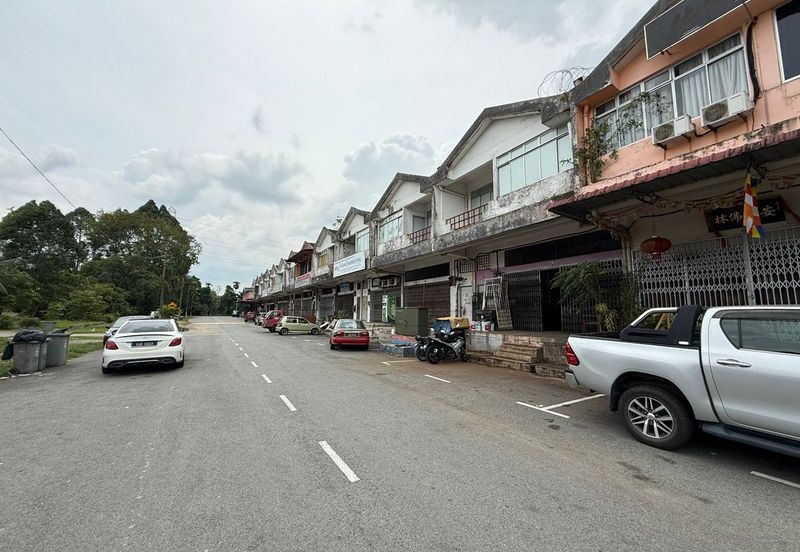 Kulai Saleng / Jalan Jambu Saleng / Shophouse 3 connected double-storey shophouses / 3间相连双层店屋