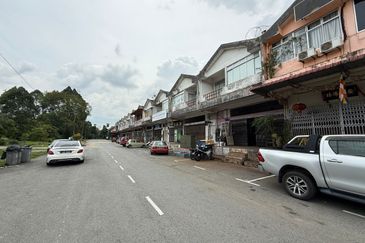 Kulai Saleng / Jalan Jambu Saleng / Shophouse 3 connected double-storey shophouses / 3间相连双层店屋