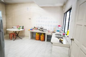 Johor Bahru/ Taman Johor Jaya @ Jalan Bakawali / Double Storey Terrace House / Extended Kitchen