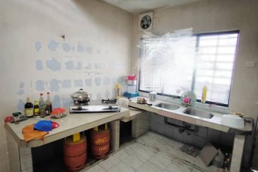 Johor Bahru/ Taman Johor Jaya @ Jalan Bakawali / Double Storey Terrace House / Extended Kitchen