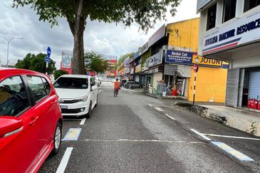 Skudai Tun Aminah / Jalan Nakhoda / Double Storey Shop Lot / Facing MainRoad  
