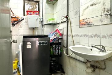 Skudai Taman Tan Sri Yaacob / Jalan Putra /  Double Storey Medium Cost 