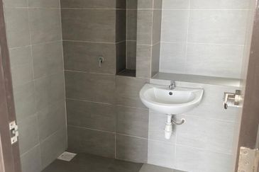 Johor Bahru / Taman Perling / Jalan Sutera Kuning / 8 Scape Residences / Serviced Apartment