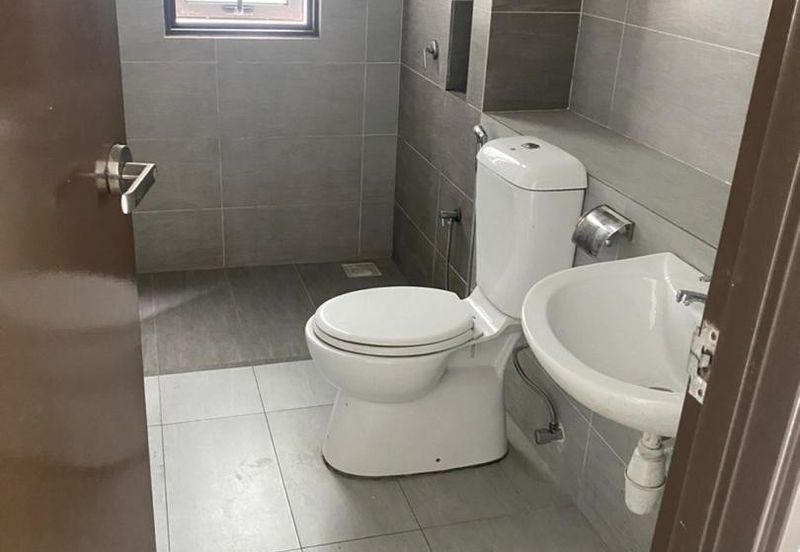 Johor Bahru / Taman Perling / Jalan Sutera Kuning / 8 Scape Residences / Serviced Apartment