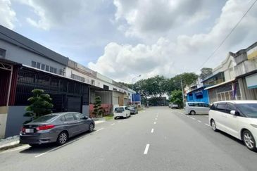 Kulai Taman Putri Kulai Jalan Sri Putri 3 /  一层半工厂出租/ 1 .5 Storey factory
