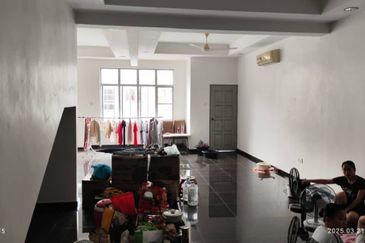 Kulai / Taman Putri Kulai / Sri Putri 5 / Three Storey Shoplot