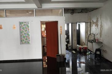 Kulai / Taman Putri Kulai / Sri Putri 5 / Three Storey Shoplot