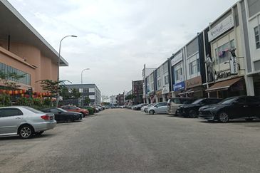 Kulai Bandar Indahpura / Vervocity Jalan Kimbang / Three Storey Shop Office  火红新商圈,3层楼店铺有两间,可连在一起租