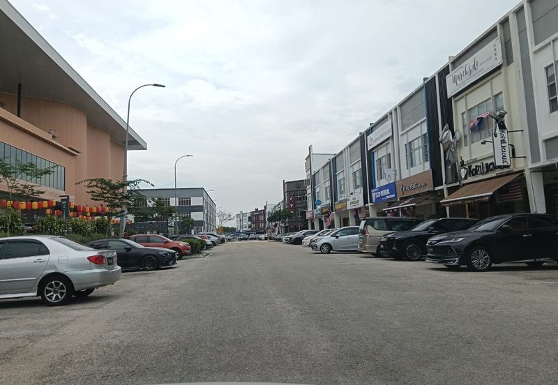 Kulai Bandar Indahpura / Vervocity Jalan Kimbang / Three Storey Shop Office  火红新商圈,3层楼店铺有两间,可连在一起租