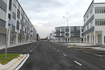 Kulai Bandar Indahpura / Vervocity Jalan Kimbang / Three Storey Shop Office  火红新商圈,3层楼店铺有两间,可连在一起租