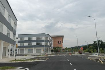 Kulai Bandar Indahpura / Vervocity Jalan Kimbang / Three Storey Shop Office  火红新商圈,3层楼店铺有两间,可连在一起租