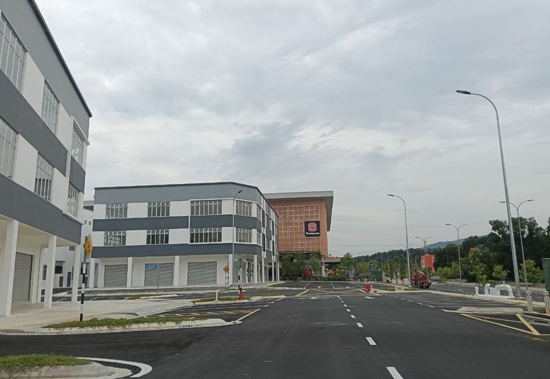 Kulai Bandar Indahpura / Vervocity Jalan Kimbang / Three Storey Shop Office  火红新商圈,3层楼店铺有两间,可连在一起租