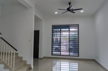 Johor Bahru / Tmn Mount Austin / Taman Austin Residence /Double Storey House / G&G