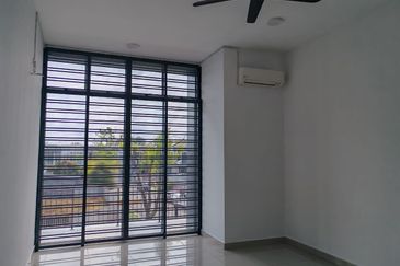 Johor Bahru / Tmn Mount Austin / Taman Austin Residence /Double Storey House / G&G