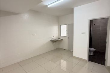 Kulai / Bandar Putra / Jalan Camar Vernice / Double Storey House