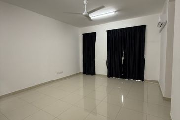 Kulai / Bandar Putra / Jalan Camar Vernice / Double Storey House