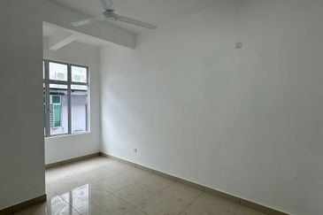 Kulai / Bandar Putra / Jalan Camar Vernice / Double Storey House