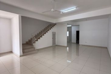 Kulai / Bandar Putra / Jalan Camar Vernice / Double Storey House