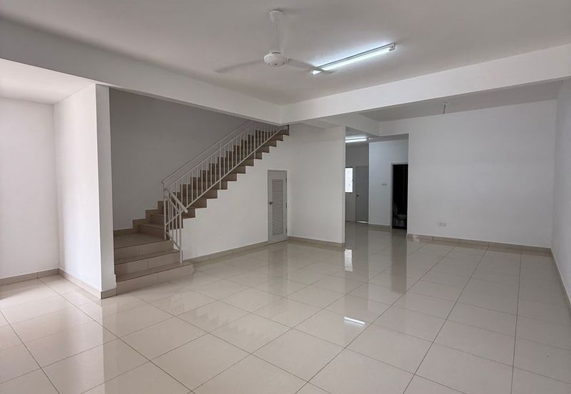 Kulai / Bandar Putra / Jalan Camar Vernice / Double Storey House