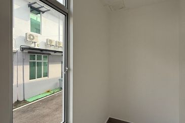 Kulai / Bandar Putra / Jalan Camar Vernice / Double Storey House