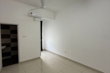 Kulai / Bandar Putra / Jalan Camar Vernice / Double Storey House