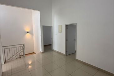 Kulai / Bandar Putra / Jalan Camar Vernice / Double Storey House