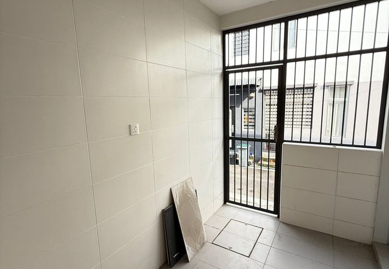 Kulai / Bandar Putra / Jalan Camar Vernice / Double Storey House