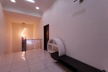 Kulai / Taman Putri Kulai / Hartamas Jalan Sri putri 5 / Double Storey Semi-D Corner /古来公主城金碧园 角头间半独立出售