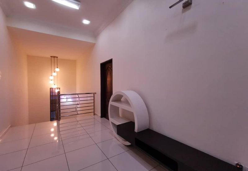 Kulai / Taman Putri Kulai / Hartamas Jalan Sri putri 5 / Double Storey Semi-D Corner /古来公主城金碧园 角头间半独立出售