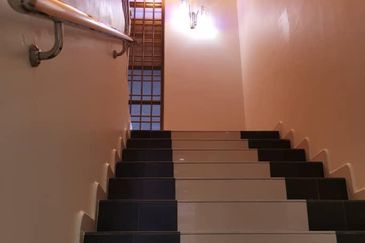 Kulai / Taman Putri Kulai / Hartamas Jalan Sri putri 5 / Double Storey Semi-D Corner /古来公主城金碧园 角头间半独立出售