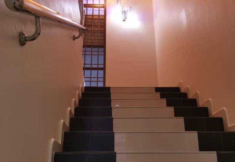 Kulai / Taman Putri Kulai / Hartamas Jalan Sri putri 5 / Double Storey Semi-D Corner /古来公主城金碧园 角头间半独立出售