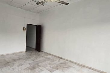 Skudai / Taman Ungku Tun Aminah /Jalan bentara 20/ Double storey shop / 皇后花园 面大路双层店屋出租 靠近Tasek Mall