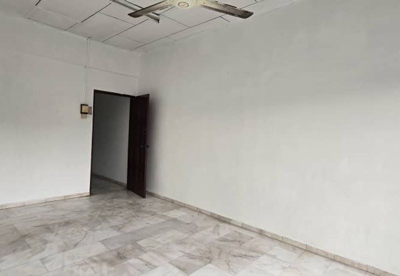 Skudai / Taman Ungku Tun Aminah /Jalan bentara 20/ Double storey shop / 皇后花园 面大路双层店屋出租 靠近Tasek Mall