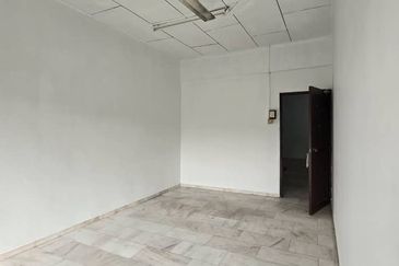 Skudai / Taman Ungku Tun Aminah /Jalan bentara 20/ Double storey shop / 皇后花园 面大路双层店屋出租 靠近Tasek Mall